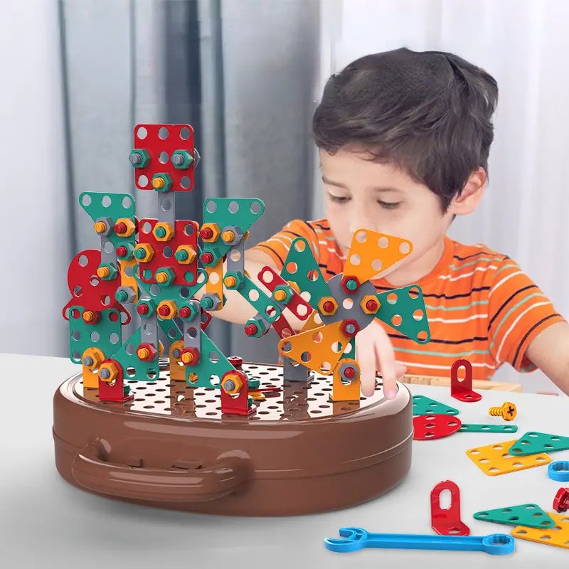 Montessori mit Bohrmaschine